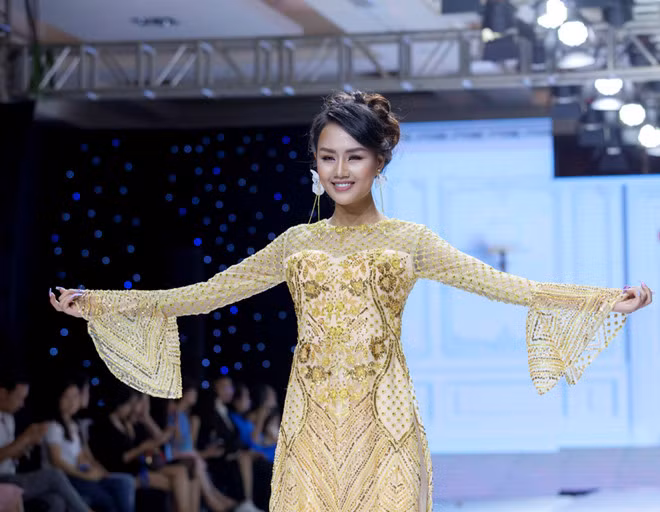  Phần tay áo cũng được biến tấu đa dạng để phù hợp cho các buổi tiệc. 