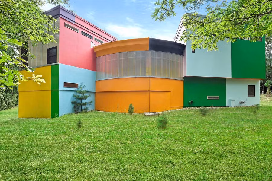 Ngôi nhà mang tên Bioscleave House (Lifespan Extending Villa – Nhà kéo dài tuổi thọ) có diện tích 315m2, nằm tại Long Island, New York, Mỹ. Đây là công trình của kiến trúc sư người Nhật Shusaku Arakawa và vợ là nhà thơ Mỹ Madeline Gins. Từ khi gặp nhau vào năm 1963, cả hai đã có ý tưởng học cách bất tử. Ngôi nhà chính là một trong những sản phẩm từ ý tưởng này của cặp vợ chồng.