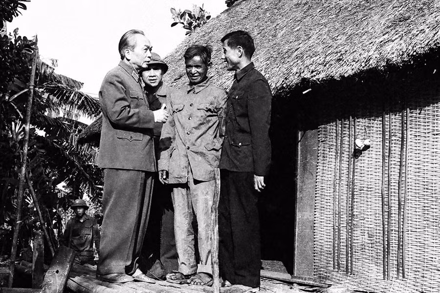 Đại tướng Võ Nguyên Giáp thăm và làm việc tại xã Gào-TP. Pleiku tháng 7-1979. Ảnh: Đức Thanh