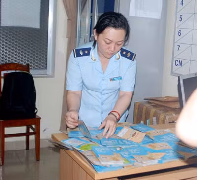Số bản đồ không thể hiện Hoàng Sa và Trường Sa của Việt Nam bị bắt giữ.