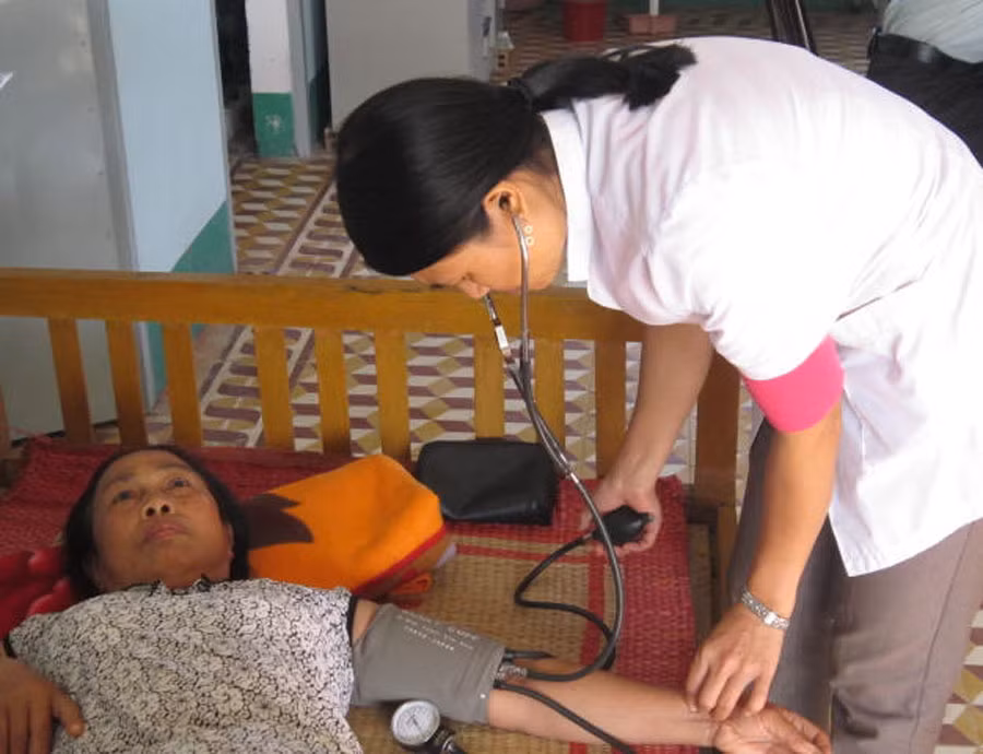 Khám-chữa bệnh cho người dân tại Trạm Y tế xã Nghĩa An, huyện Kbang. Ảnh: T.B