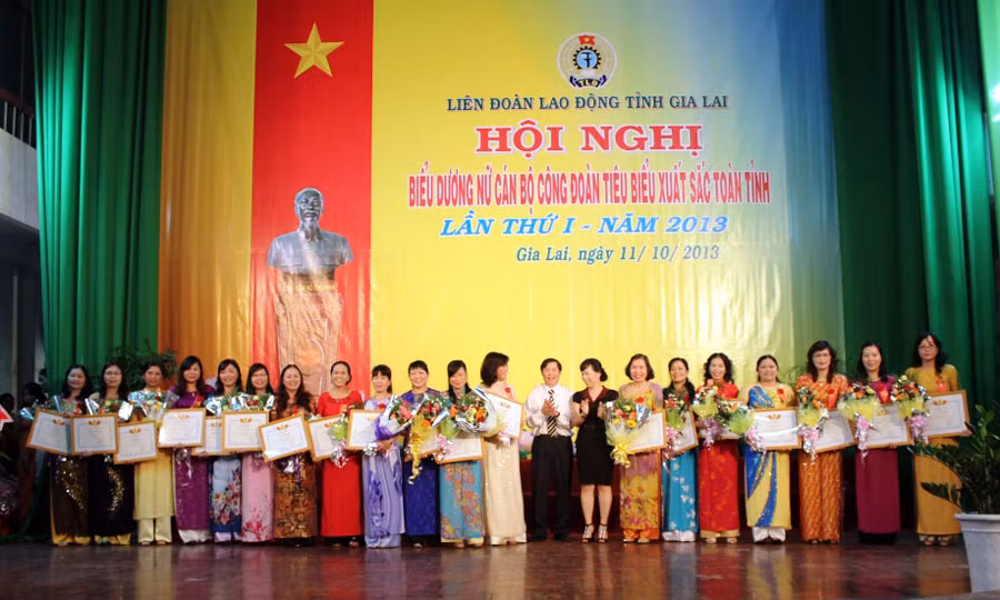 Biểu dương và khen thưởng những nữ cán bộ Công đoàn tiêu biểu. Ảnh: H.T