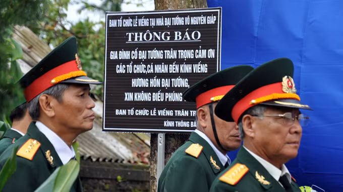 Gương mặt trĩu nặng của các cựu chiến binh trước nỗi đau. Gương mặt trĩu nặng của các cựu chiến binh trước nỗi đau.