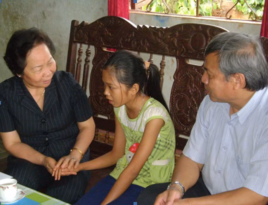 Chủ tịch nước Nguyễn Thị Doan thăm và tặng quà trẻ em nghèo xã Ia Phìn (huyện Chư Prông). Ảnh: Hà Tây