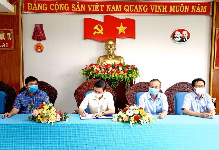 Ký kết Quy chế phối hợp trong thẩm định hồ sơ dự án giữa Sở Kế hoạch và Đầu tư cùng 17 huyện, thị xã, thành phố thuộc tỉnh. Ảnh: Hà Duy