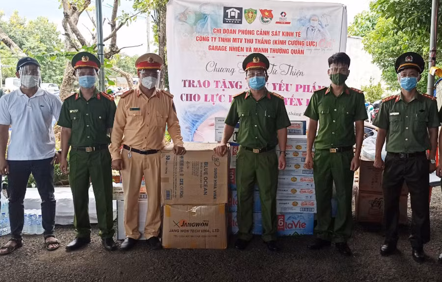  Đoàn Thanh niên Công an tỉnh phối hợp các Mạnh Thường Quân tặng vật dụng y tế, nhu yếu phẩm cho lực lượng chức năng tại chốt kiểm soát phòng-chống dịch Covid-19 tại cầu 110 (huyện Chư Pưh). Ảnh: Phan Lài.