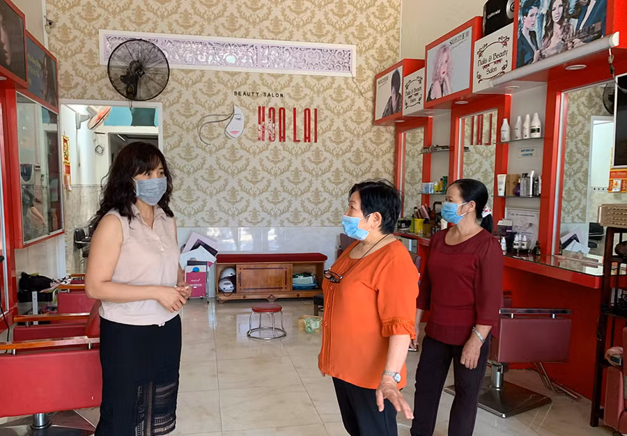 Cơ sở uốn tóc, cắt tóc là một trong một số những hoạt động được thực hiện trở lại kể từ 12 giờ ngày 11-8 nhưng phải đảm bảo quy định về phòng-chống dịch. Ảnh: Như Nguyện Cơ sở uốn tóc, cắt tóc là một trong một số hoạt động như được thực hiện trở lại kể từ lúc 12 giờ ngày 11-8. Ảnh: Như Nguyện
