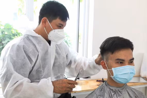 Các bác sĩ Bệnh viện Hoàn Mỹ Thủ Đức cắt tóc trước khi vào 