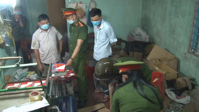 Cơ quan công an ập vào cơ sở sản xuất hàng giả của ông Nguyễn Đức Thạnh. Ảnh: C.Q.