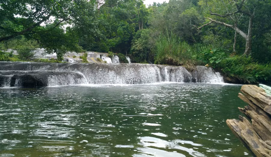 Thác Mơ được ví như nàng tiên nằm giữa thiên nhiên hoang sơ. Ảnh: Phong Nha