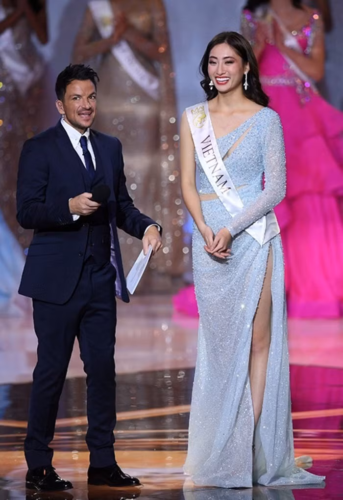 Hồi tháng 8.2019, Lương Thùy Linh đăng quang ngôi vị cao nhất tại Miss World Vietnam. Chiến thắng của cô nhận được sự ủng hộ của đông đảo khán giả bởi ngoài việc sở hữu nhan sắc xinh đẹp, chiều cao nổi bật, mỹ nhân sinh năm 2000 còn gây ấn tượng với thành tích học tập ấn tượng, đặc biệt là kết quả IELTS đạt 7.5. Ảnh: TL