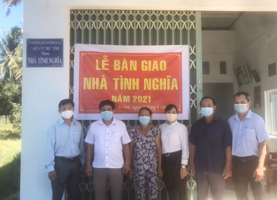Ban Thường trực Ủy ban MTTQ thị xã An Khê dự lễ bàn giao nhà tình nghĩa cho gia đình bà Đinh Thị Thắm ở tổ 6, phường Tây Sơn. Ảnh: Ngọc Anh