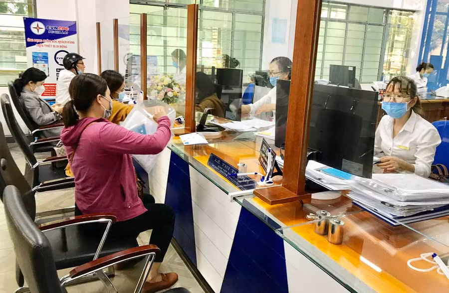 Ngành điện hỗ trợ giảm giá điện, giảm tiền điện cho các khách hàng bị ảnh hưởng bởi dịch Covid-19 đợt 3. Ảnh: Hà Duy