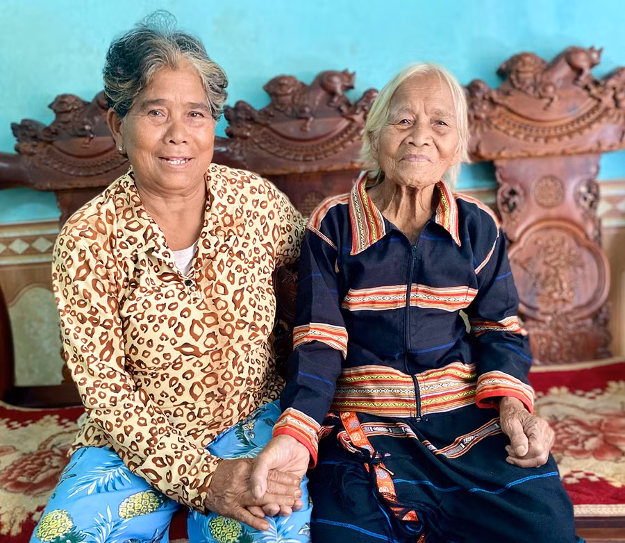 Mẹ Việt Nam Anh hùng Rơ Măh Myơr (bìa phải; làng Mơ Nú, xã Ia Kênh, TP. Pleiku) và con gái Rơ Măh Jal. Ảnh: Mộc Trà Mẹ Việt Nam Anh hùng Rơ Măh Myơr (bìa phải; làng Mơ Nú, xã Ia Kênh, TP. Pleiku) và con gái Rơ Măh Jal. Ảnh: Mộc Trà