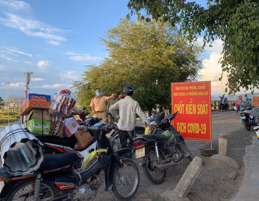 Chốt kiểm soát được thiết lập tại cầu Bến Mộng (khu vực giáp ranh giữa thị xã Ayun Pa và huyện Ia Pa) ngay sau khi phát hiện ca dương tính là cô giáo trú tại thị trấn Phú Túc, huyện Krông Pa. Ảnh: Vũ Chi