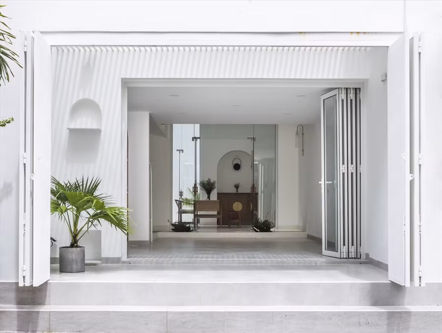 Mặt tiền tầng 1 thoáng rộng của ngôi nhà. Phong cách tối giản nhưng không khiến người nhìn cảm thấy nhàm chán vì được kết hợp cùng nội thất khác màu và cây cảnh.