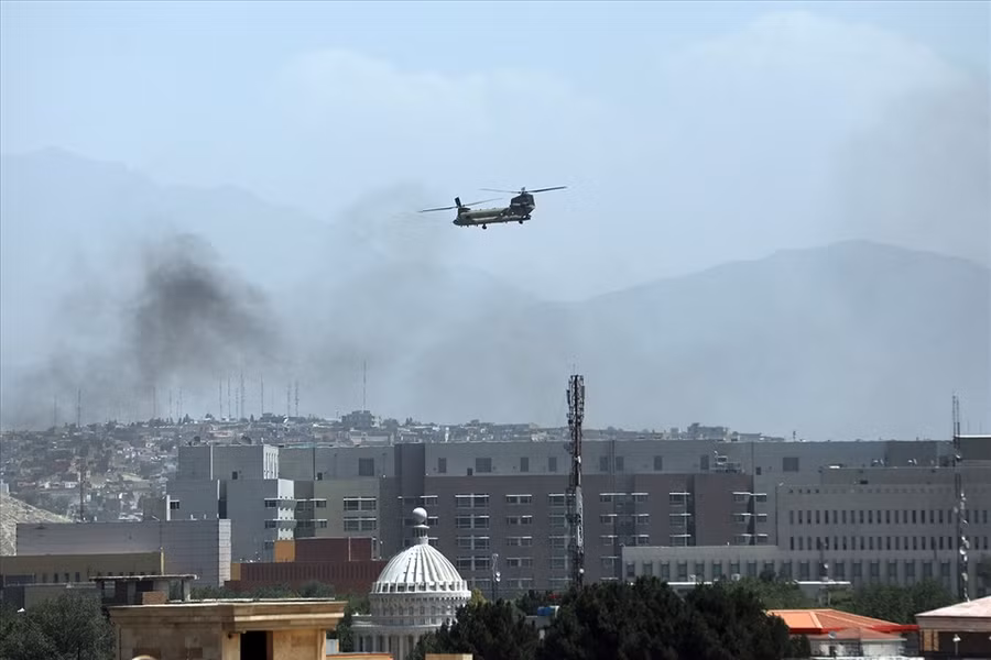 Trực thăng Chinook của Mỹ sơ tán nhân viên đại sứ quán ở Kabul hôm 15.8. Ảnh: AFP Trực thăng Chinook của Mỹ sơ tán nhân viên đại sứ quán ở Kabul hôm 15.8. Ảnh: AFP