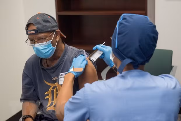 Tiêm vaccine ngừa COVID-19 cho người dân tại Detroit, bang Michigan, Mỹ ngày 5/8/2020. Ảnh: AFP/TTXVN