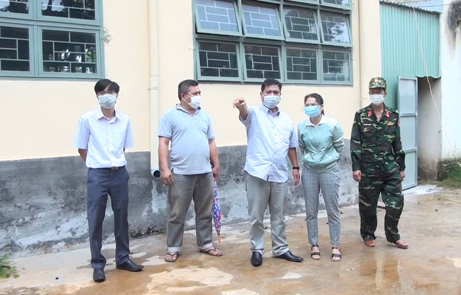 Phó Chủ tịch UBND tỉnh Kpă Thuyên kiểm tra khu cách ly tập trung tại Trường THPT Trường Chinh. Ảnh: Minh Vân Phó Chủ tịch UBND tỉnh Gia Lai Kpă Thuyên kiểm tra khu cách ly tập trung Trường THPT Trường Chinh. Ảnh: Minh Vân