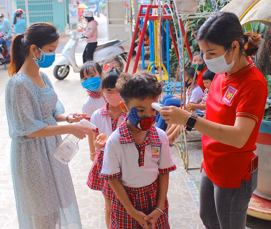  Ở những nơi dịch Covid-19 được kiểm soát, các trường sẽ tổ chức dạy học tập trung học sinh và phải đảm bảo tuyệt đối an toàn phòng dịch. Ảnh: Hồng Thi