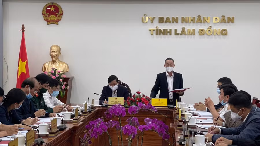 Ông Trần Văn Hiệp (đứng), Chủ tịch UBND tỉnh Lâm Đồng chủ trì một buổi họp khẩn phòng chống dịch Covid-19 vào tháng 6.2021. Ảnh: Lâm Viên
