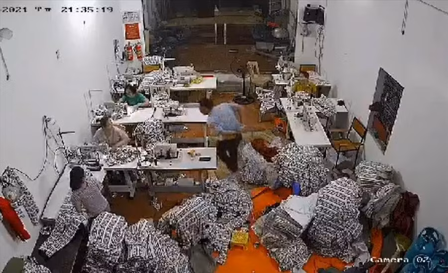 Hình ảnh được camera an ninh ghi lại tại thời điểm người chồng lao vào xưởng may đâm chém vợ. Ảnh: Cắt từ Clip