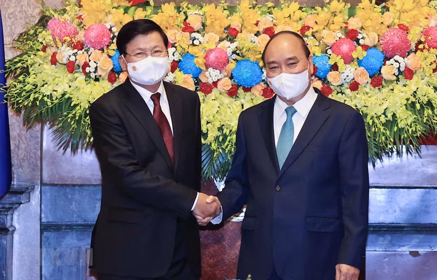 Chủ tịch nước Nguyễn Xuân Phúc hội kiến Tổng Bí thư, Chủ tịch nước Lào Thongloun Sisoulith tại Hà Nội ngày 29/6/2021. (Ảnh: Thống Nhất/TTXVN)