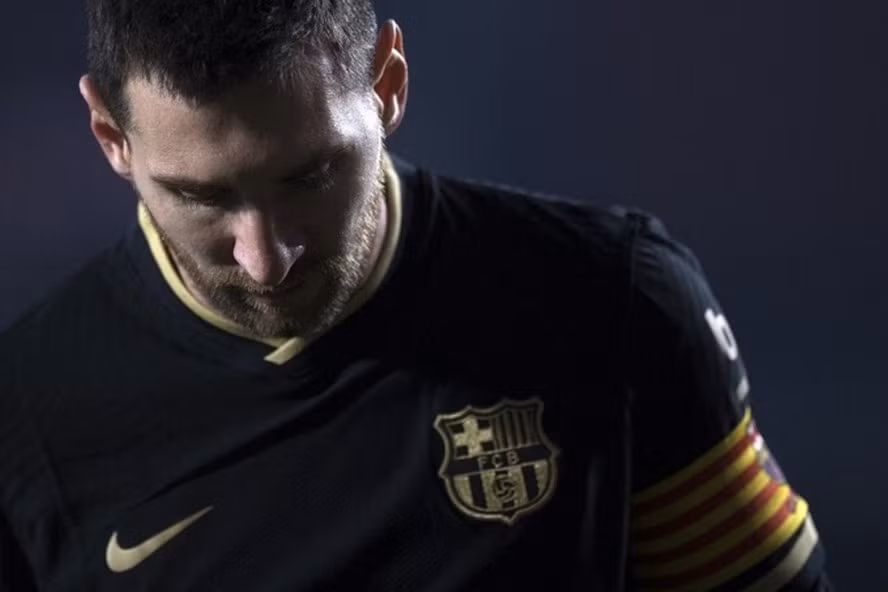 Messi chia tay Barcelona sau 21 năm gắn bó, từ khi anh còn là một cậu bé còi xương. Ảnh: AFP.