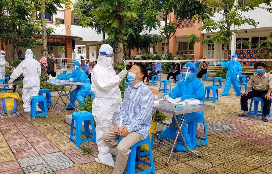 Lấy mẫu xét nghiệm cho người dân trên địa bàn phường Phạm Đình Hổ (quận Hai Bà Trưng, Hà Nội) sáng 1/8 tại trường Tiểu học Ngô Thì Nhậm. (Ảnh: Nguyễn Cúc/TTXVN) Lấy mẫu xét nghiệm cho người dân trên địa bàn phường Phạm Đình Hổ (quận Hai Bà Trưng, Hà Nội) sáng 1/8 tại trường Tiểu học Ngô Thì Nhậm. (Ảnh: Nguyễn Cúc/TTXVN)
