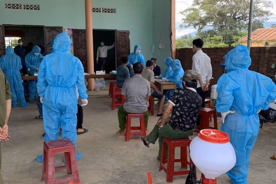 Lực lượng Y tế tiến hành test nhanh kháng nguyên SARS- CoV-2 cho người dân xã Vụ Bổn, huyện Krông Pắk, tỉnh Đắk Lắk sau khi địa bàn có ca nhiễm COVID-19. Ảnh: T.X