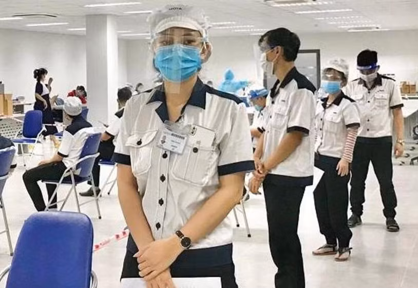 Người lao động ở KCN VSIP Quảng Ngãi được xét nghiệm sàng lọc Covid-19 - Ảnh: Hải Phong