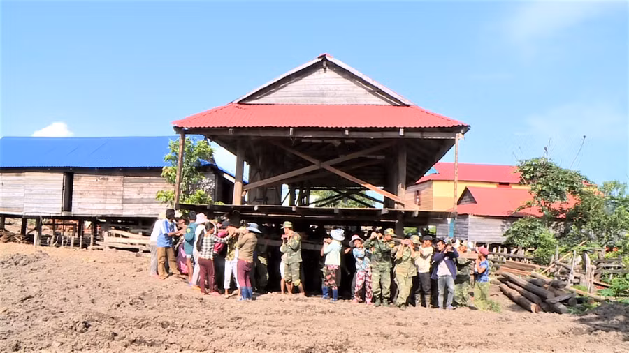 Lực lượng vũ trang hỗ trợ người dân xã Chư A Thai (huyện Phú Thiện) di dời nhà về nơi ở mới. Ảnh: Hà Đức Thành
