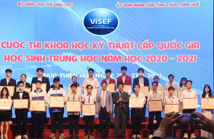 Các em học sinh nhận giải Nhất cuộc thi (ảnh chụp trước tháng 4-2021). Ảnh nguồn Internet