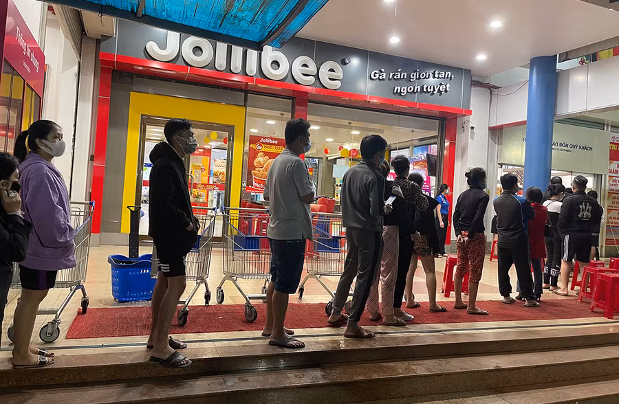 Người dân xếp hàng dài chờ đến lượt vào khu mua sắm tự chọn của Siêu thị Co.op Mart Pleiku. Ảnh: Vũ Thảo