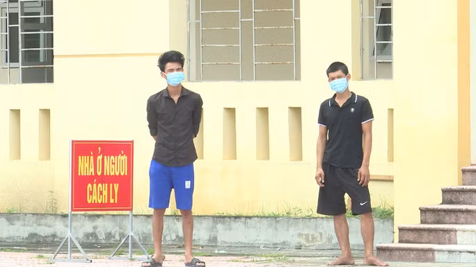 Hà Văn Minh và Lê Hữu Khoa hiện đang tiếp tục thực hiện cách ly tại khu vực cách ly tập trung - Ảnh: Công an cung cấp