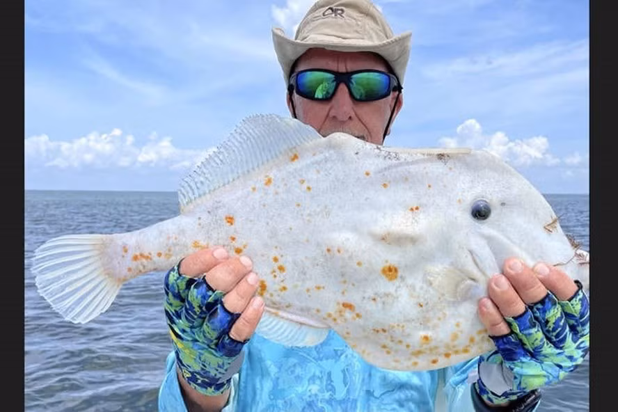 Cần thủ Florida và con cá kỳ lạ bắt được trong một chuyến đi câu. Ảnh: FWC