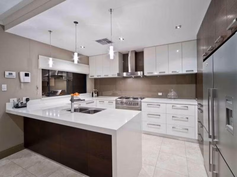 Đảo bếp giúp việc lấy đồ ăn, dụng cụ một cách thuận tiện hơn. Đồ họa: Phương Duy