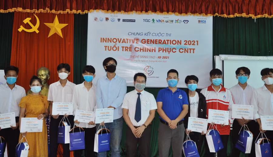 Các tác giả trẻ tuổi có ý tưởng đạt giải được vinh danh. Ảnh: Thanh Lộc