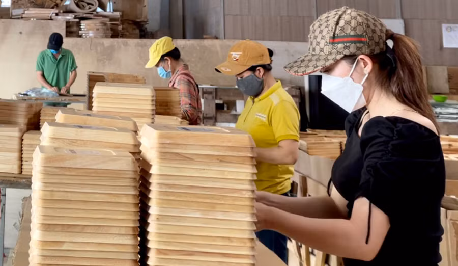 Công ty TNHH một thành viên nội thất Sesan (Cụm Công nghiệp Diên Phú, TP. Pleiku) chủ động chia ca hợp lý để giãn cách công nhân làm việc trong mùa dịch. Ảnh: Vũ Thảo