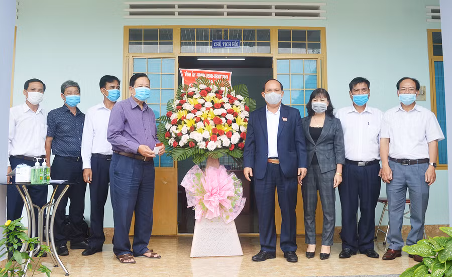  Phó Bí thư Tỉnh ủy Rah Lan Chung thăm, tặng quà Hội Nạn nhân chất độc da camdioxin. Ảnh: Anh Huy