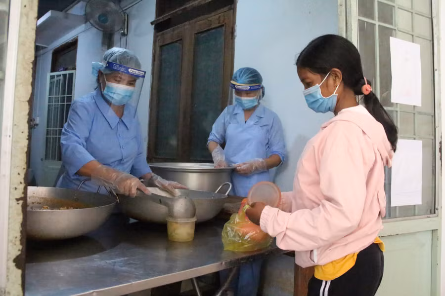 Người dân đến nhận cơm từ thiện. Ảnh: Đức Nhật