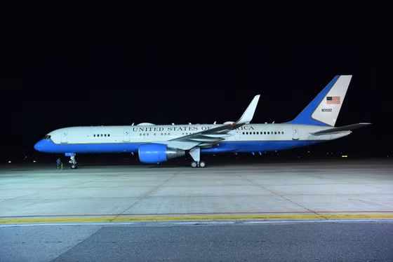 Chuyên cơ chở Phó Tổng thống Hoa Kỳ Kamala Harris và phái đoàn Hoa Kỳ đến Hà Nội tại sân bay Nội Bài tối 24-8. Ảnh: VIẾT CHUNG