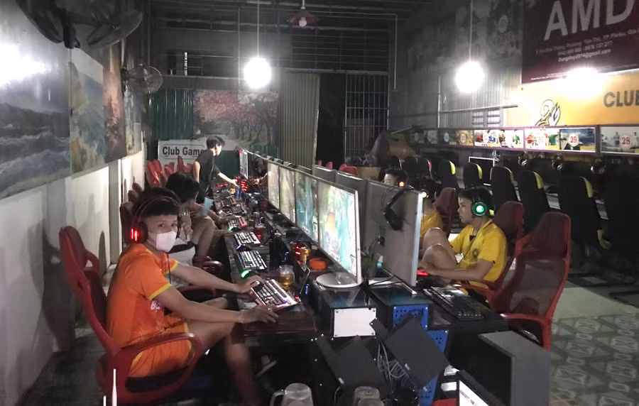 8 game thủ đang say sưa chơi game bất chấp lệnh cấm. Ảnh: Văn Ngọc 8 game thủ đang say sưa chơi game bất chấp lệnh cấm. Ảnh: Văn Ngọc