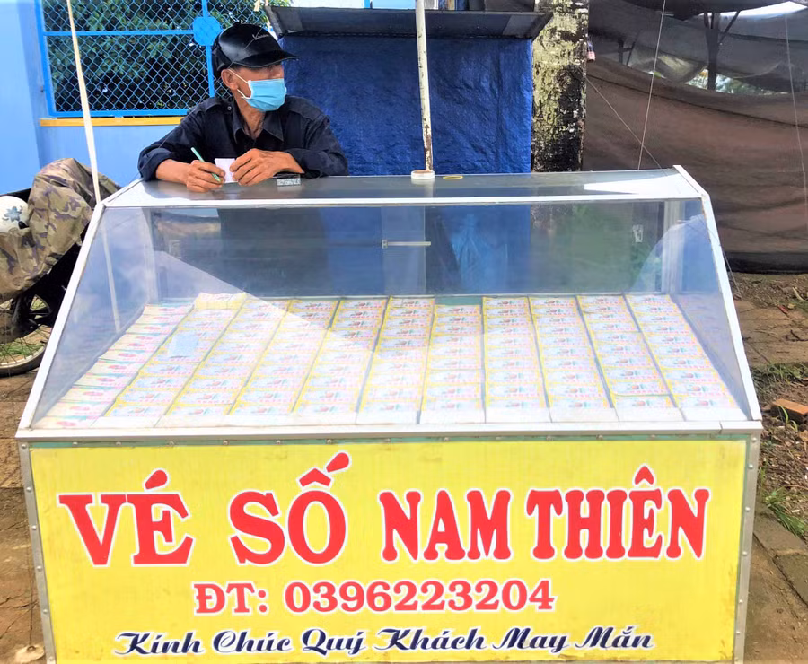 Những người bán vé số lưu động ở TP. Pleiku mong có được sự hỗ trợ để vượt qua đại dịch Covid-19. Ảnh. Đinh Yến