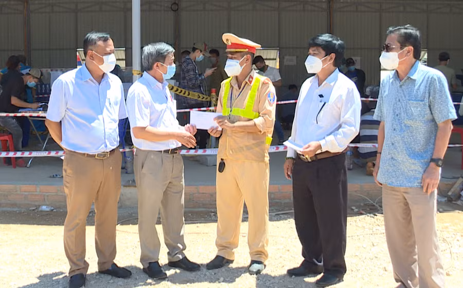 rưởng ban Tuyên giáo Tỉnh ủy Huỳnh Thế Mạnh trao tặng tiền hỗ trợ cho lực lượng làm nhiệm vụ ở chốt kiểm soát phòng-chống dịch Covid-19 tại đèo An Khê. Ảnh: Phúc Lâm