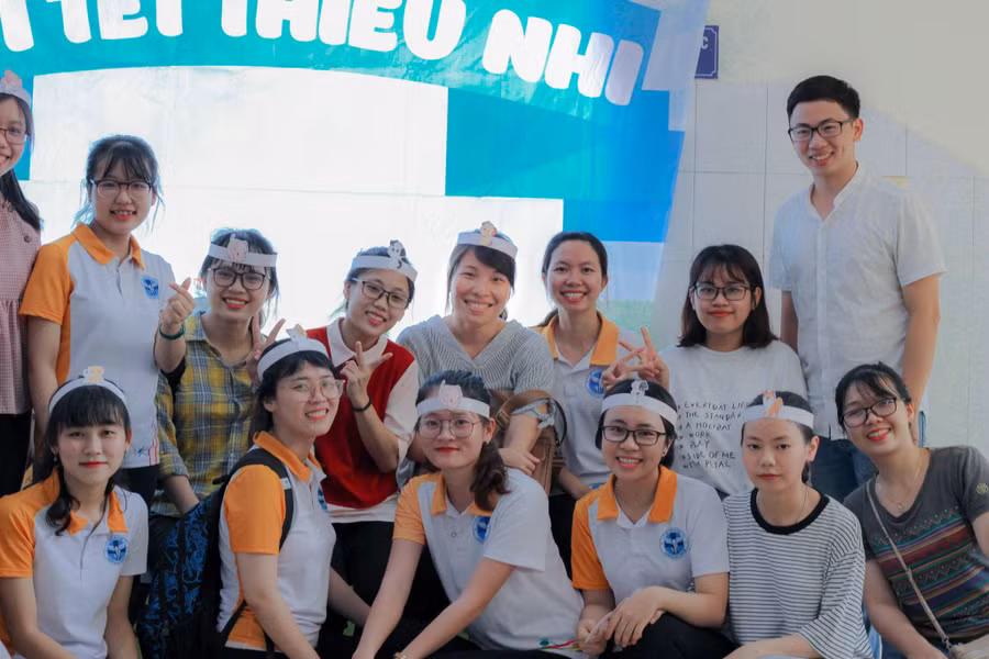 Lệ (áo đỏ, giữa) trong một lần tổ chức trung thu cho em cùng CLB Nhi khoa, Trường ĐH Y Dược Huế