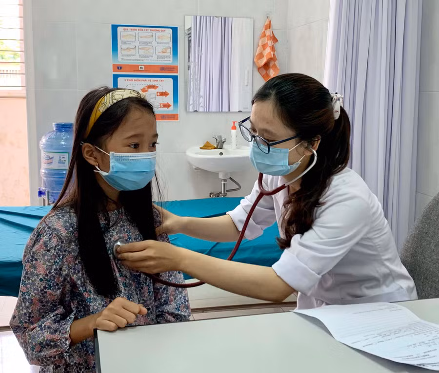Học sinh tham gia BHYT được chăm sóc sức khỏe ban đầu tốt hơn. Ảnh: N.Y
