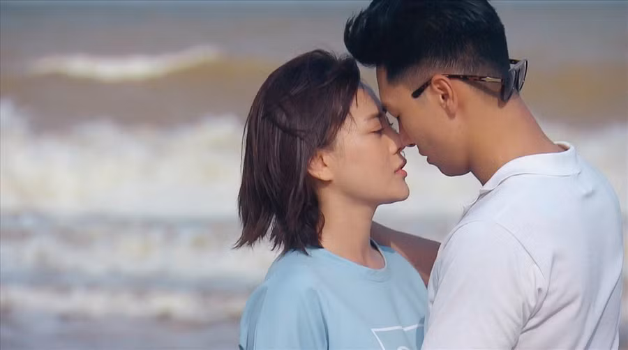 Dù từng diễn chung với nhiều bạn diễn nữ, song tới thời điểm hiện tại, nhiều khán giả đánh giá Mạnh Trường - Phương Oanh là cặp đôi đẹp của màn ảnh khi diễn chung. Nữ diễn viên cũng từng chia sẻ đàn anh là bạn diễn ăn ý nhất của mình. Ảnh: NSX Dù từng diễn chung với nhiều bạn diễn nữ, song tới thời điểm hiện tại, nhiều khán giả đánh giá Mạnh Trường - Phương Oanh là cặp đôi đẹp của màn ảnh khi diễn chung. Nữ diễn viên cũng từng chia sẻ đàn anh là bạn diễn ăn ý nhất của mình. Ảnh: NSX