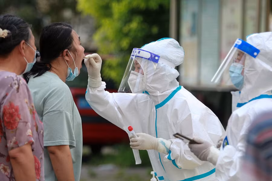 Cảnh xét nghiệm Covid-19 ở tỉnh Giang Tô ngày 3.8 - Ảnh: AFP