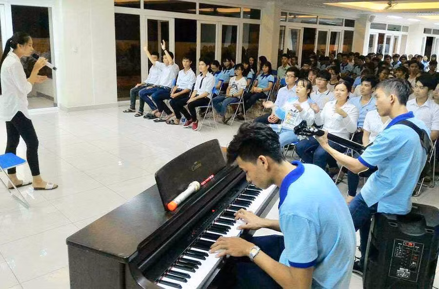 Một giờ sinh hoạt ngoại khóa của sinh viên tại KTX Cỏ May. Ảnh: KTX
